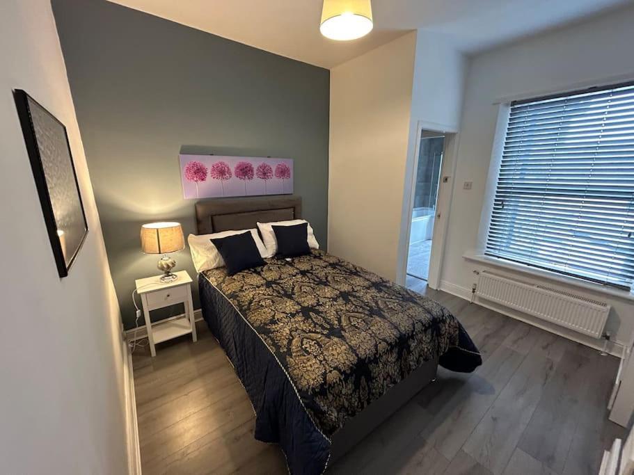 Spacious Homely 3 Bed Property Newcastle-under-Lyme Bagian luar foto