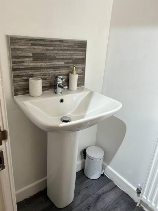 Spacious Homely 3 Bed Property Newcastle-under-Lyme Bagian luar foto