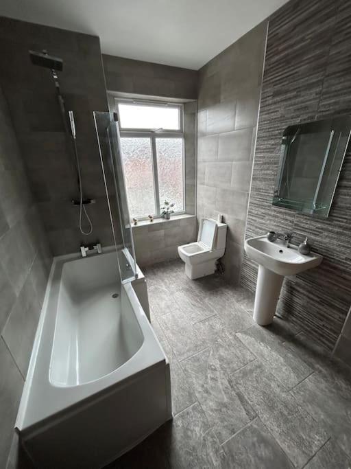 Spacious Homely 3 Bed Property Newcastle-under-Lyme Bagian luar foto