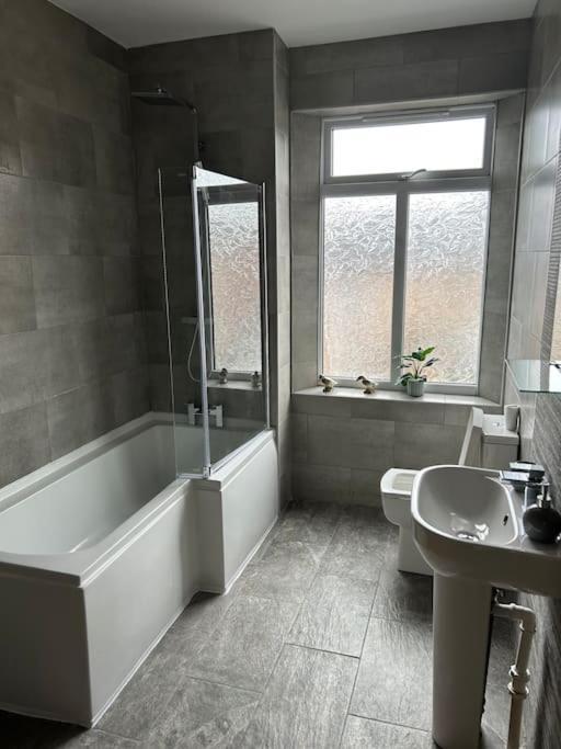 Spacious Homely 3 Bed Property Newcastle-under-Lyme Bagian luar foto