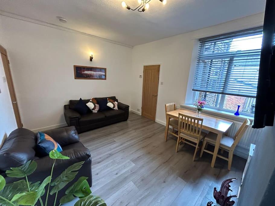 Spacious Homely 3 Bed Property Newcastle-under-Lyme Bagian luar foto