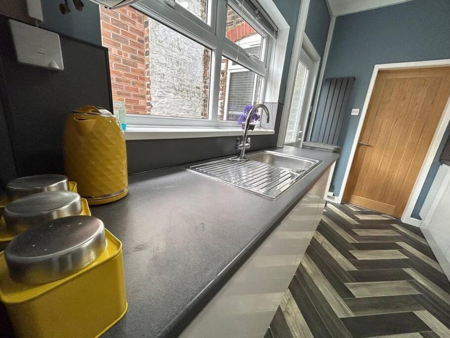Spacious Homely 3 Bed Property Newcastle-under-Lyme Bagian luar foto